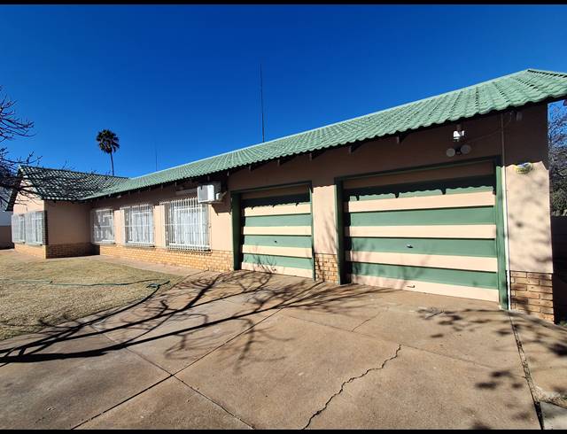 4 BEDROOM FREESTANDING FOR SALE IN STILFONTEIN EXT 4